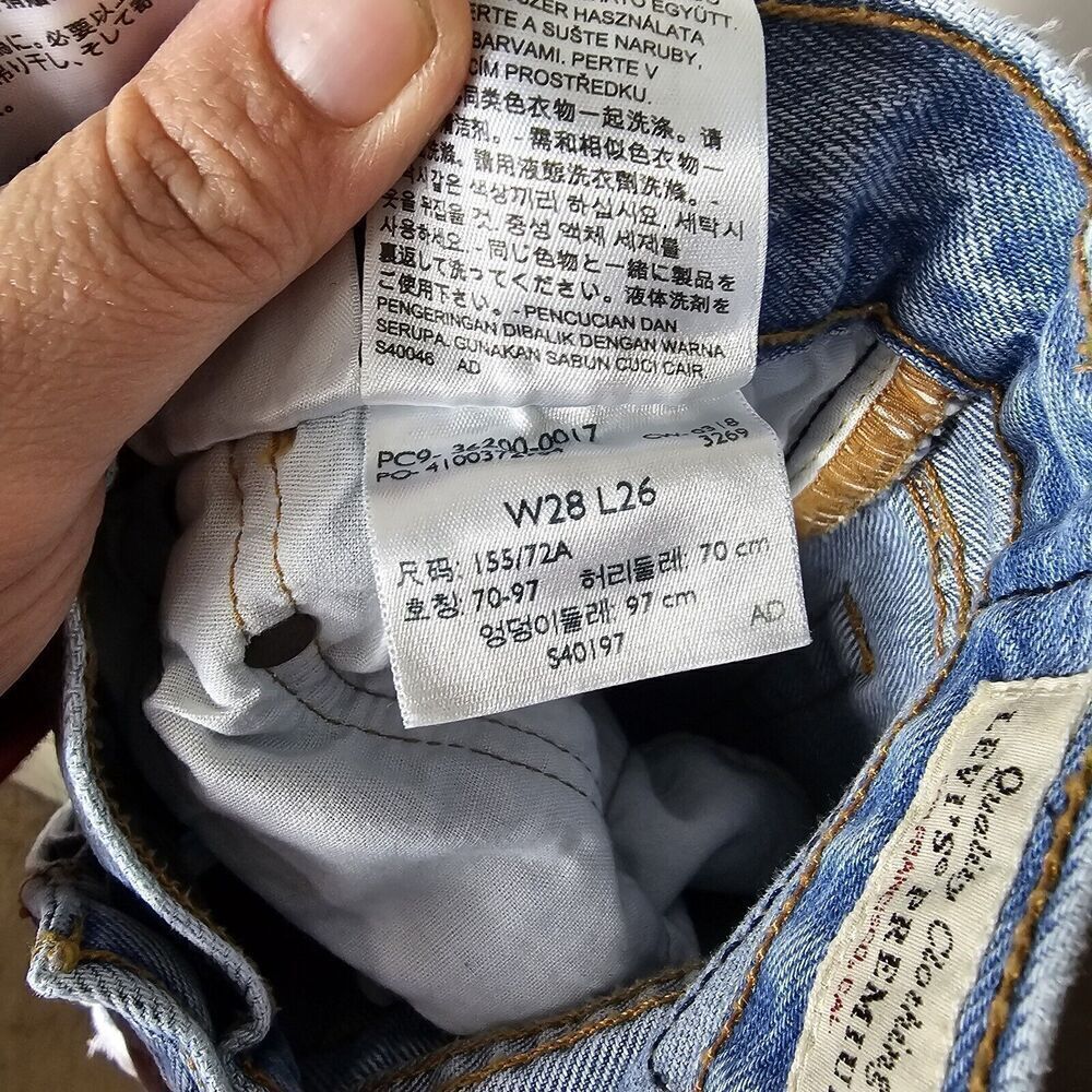 Levi's 501 Women's Size 28 Distressed Light Wash Frayed Raw Hem Cropped 26" - Picture 8 of 8
